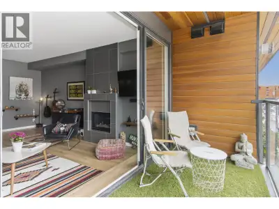 Welcome to this stylish 1 bedroom + flex room condo in the heart of downtown Squamish! A boutique 20...