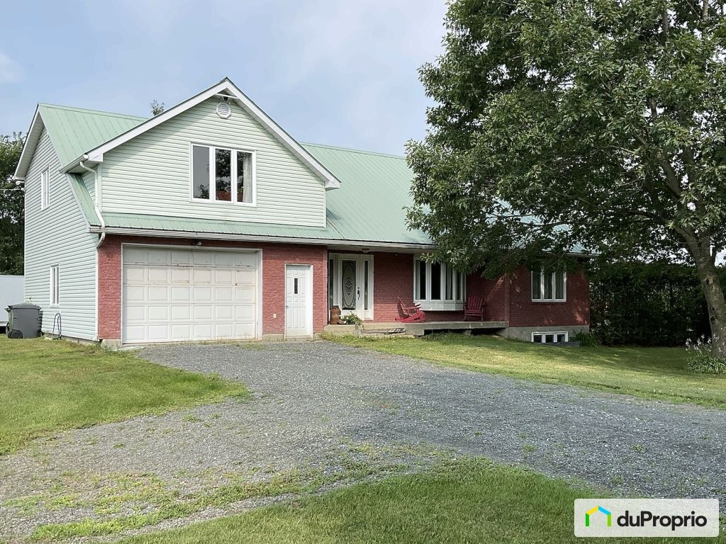 $775,000 - Acreage / Hobby Farm / Ranch in Kingsey Falls — photo 1