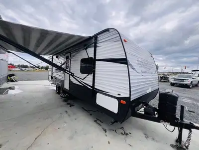 * 2017 KEYSTONE SPRINGDALE SUMMERLAND SM2600TB * PRIVATE FRONT BEDROOM * FINANCING AVAILABLE * ELECT...