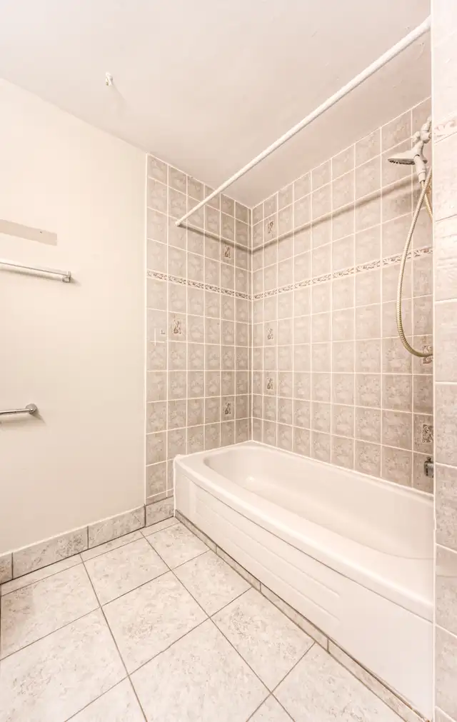 62 DORSET ST - 5 BEDROOM STUDENT UNIT AVAILABLE in Long Term Rentals in Kitchener / Waterloo - Image 24