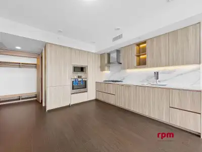 2804 13778 100 AVENUE Surrey, British Columbia