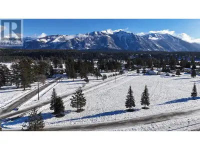 Life is to be enjoyed and oh what fun it is to live in Wasa!In the heart of recreation country you c...