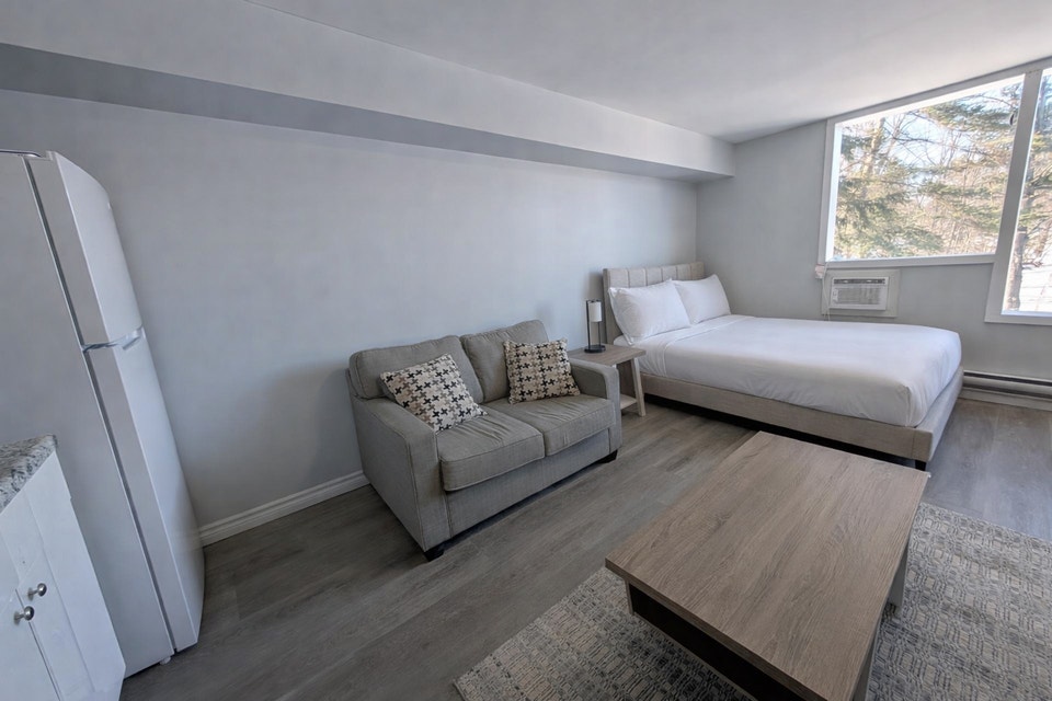 37 Skydeck Lane - Summer rental discount! Sign on for a 3 month 3