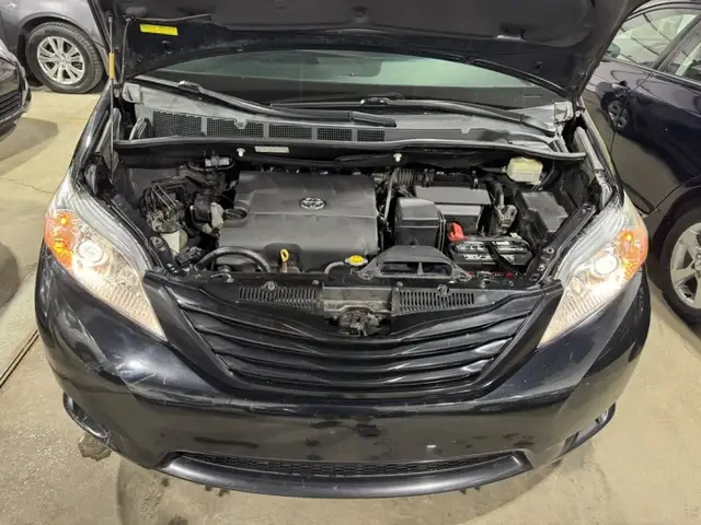 2015 Toyota Sienna LE in Cars & Trucks in City of Montréal - Image 22