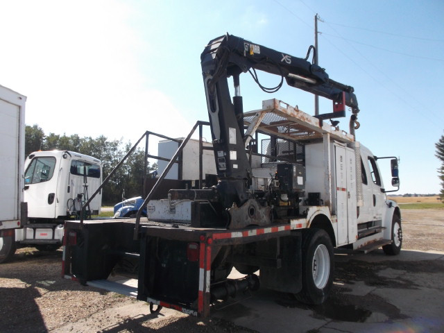 2005 FREIGHTLINER M2 S/A CC SERVICE TRUCK WITH CRANE in Heavy Trucks in Red Deer - Image 3