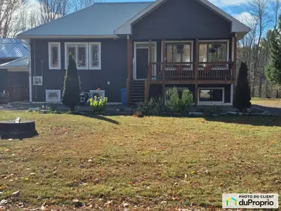 Opportunité pour propriétaire occupant ou investisseur. Construction 2023, beau duplex situé au coeu...