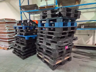 Broken damaged plastic pallets for sale $3 each , take the lot (half a trailer load) and pay just $2...