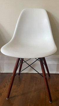 4 chaises de salle à manger- dining chairs/style Eiffel Eames