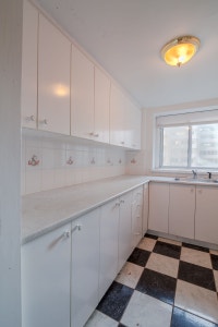 Semi-renovated Akelius two bedroom apartment for rent. Located near Drummond & Sherbrooke in the Dow... (image 2)