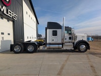 1 Owner 2019 Kenworth W900B With Cool Pack Wet Kit KMS: 481,143 HRS: 18,336 Over $39,000 just spend... (image 4)