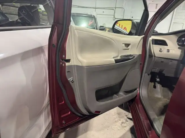 2011 Toyota Sienna LE in Cars & Trucks in City of Montréal - Image 8