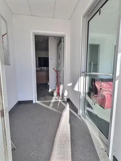 R37//Gladstone/Unlock revenue opportunities with this versatile mixed- use commercial building in th...