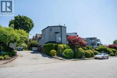 Welcome home to a fantastic executive townhome that checks all the boxes.Excellent location,southwes...