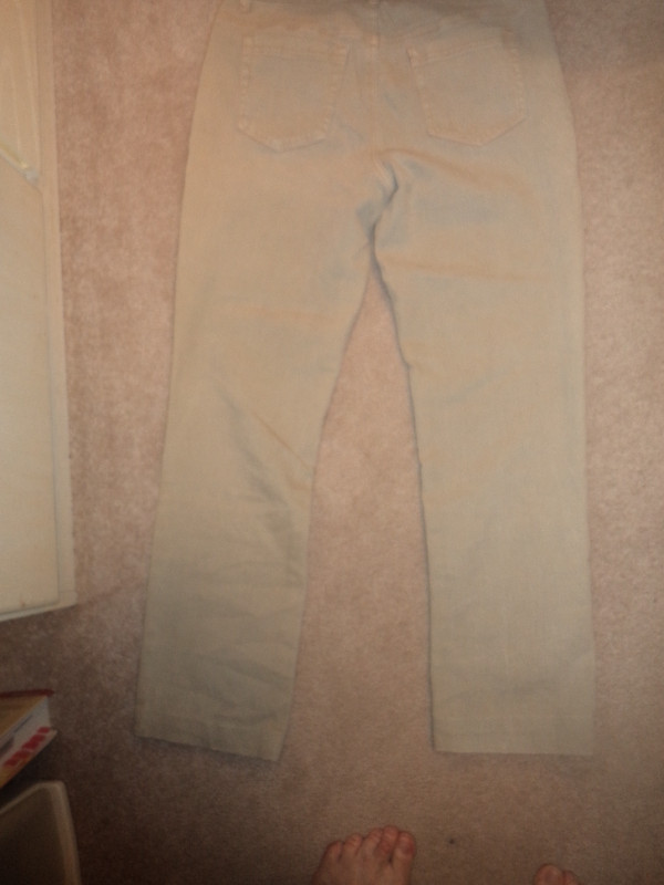 ladies size 8-true to size -diane Gilman stretch denim jeans. in Women's - Bottoms in Winnipeg - Image 3