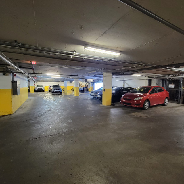 Stationnement intérieur chauffé/Indoor Heated Parking Spots dans Entreposage et stationnement à louer  à Ville de Montréal