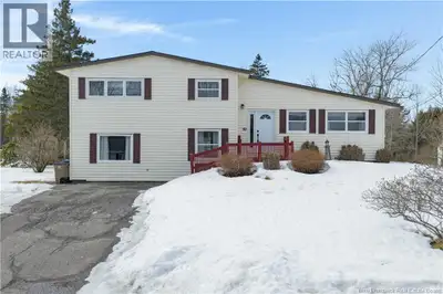 Set in a great neighbourhood, this 4-level split offers the kind of space and layout that makes ever...