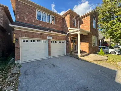 Luxury Executive Home for Lease in West Oak Trails, Oakville! Welcome to this stunning executive det...