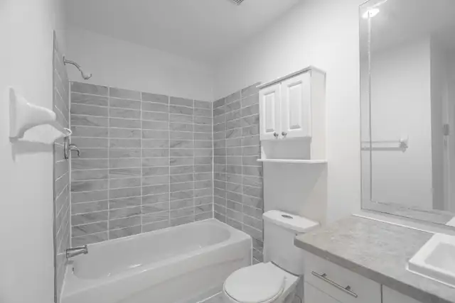 Superbe studio 2 ½ entièrement rénové, à deux pas du métro Du Co in Long Term Rentals in City of Montréal - Image 5