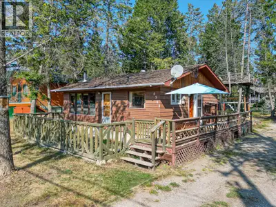 LAKE ACCESS PROPERTY WITH ROCKY MOUNTAIN VIEWS! Your chance to grab a slice of Columbia Lake paradis...