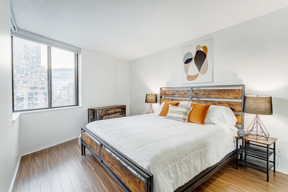 Bachelor Apartment for Rent - 350 Rue Prince-Arthur Ouest 5