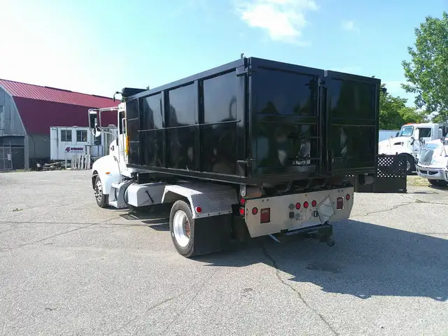 2016 Peterbilt 330 in Heavy Trucks in Hamilton - Image 5