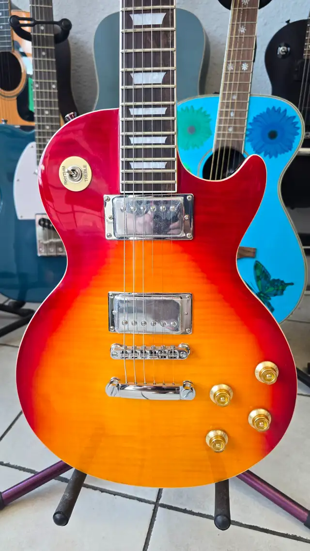 Gibson Les Paul Standard Copy With Hard Case in Guitars in Hamilton - Image 3