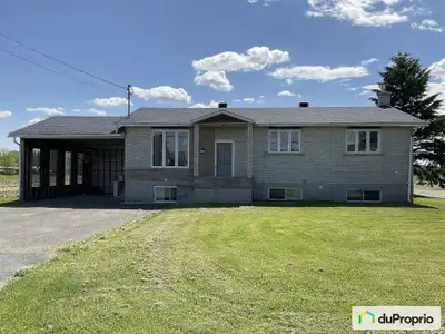 Bungalow, situé dans secteur de campagne non loin de la ville. À proximité de services tel que centr...