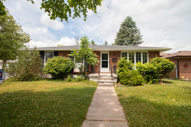 All Inclusive 3 Bedroom Main Unit in Welland! in Long Term Rentals in St. Catharines