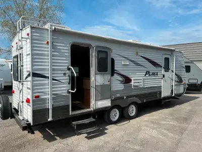 2011 Palomino Puma 25RDS Excellent shape Fantastic layout for a couple! Power slide Large front Bdrm...