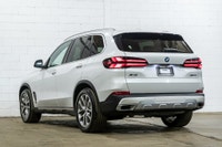 *English below* *Français:* Ce BMW X5 xDrive40i 2025 avec un bas kilométrage de 32452 km et aucun ac... (image 4)