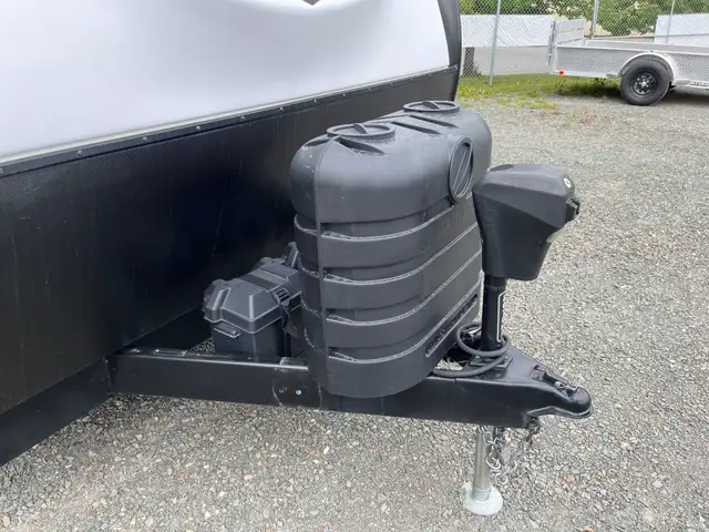 2022 Grand Design Imagine in Travel Trailers & Campers in Terrace - Image 12