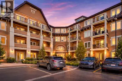 This 2 bed & 2 bath corner condo unit is built by a 2-time Multi-Family Builder of the year. Sandgat...