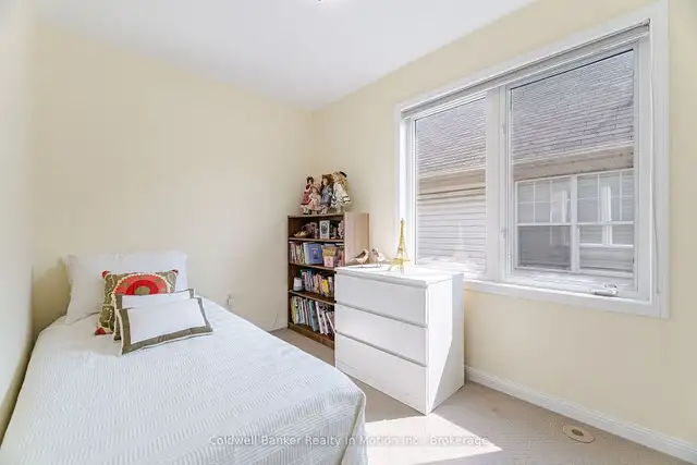 Sun-filled 3-bedroom, 3-storey Freehold end-unit townhouse in Houses for Sale in Oakville / Halton Region - Image 3
