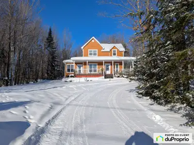 Ce cottage construit en 2006 sur un site enchanteur de 52,788 pi2. situé à proximité des services et...