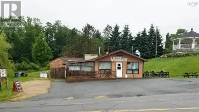 NEW ROSS. Located at a main intersection in New Ross walking distance to amenities including Credit...