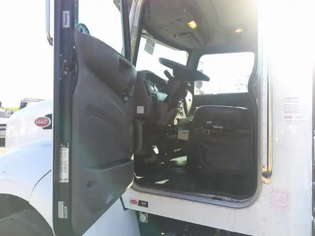 2019 Peterbilt 337 in Heavy Trucks in Hamilton - Image 19