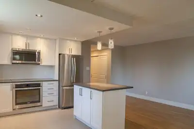 Westmount Estates, outdoor pool, gym, sauna - ID 3912
