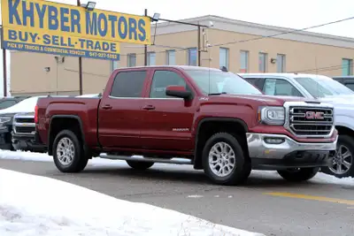 2016 GMC Sierra 1500 Z71 SLE 4x4 5.3L Crew Cab with 295,032 Highway Kilometers. Serviced at GM with...