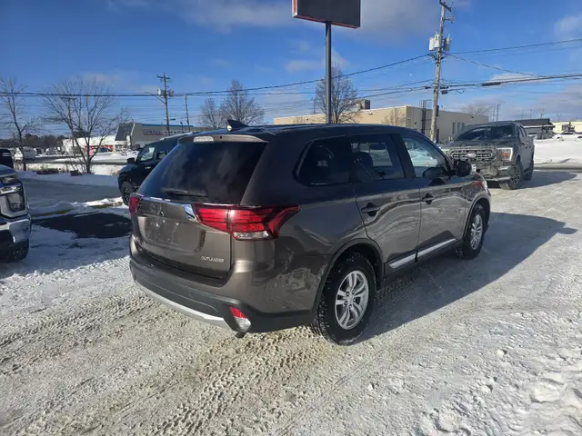 2017 Mitsubishi Outlander ES AWD in Cars & Trucks in Sudbury - Image 5