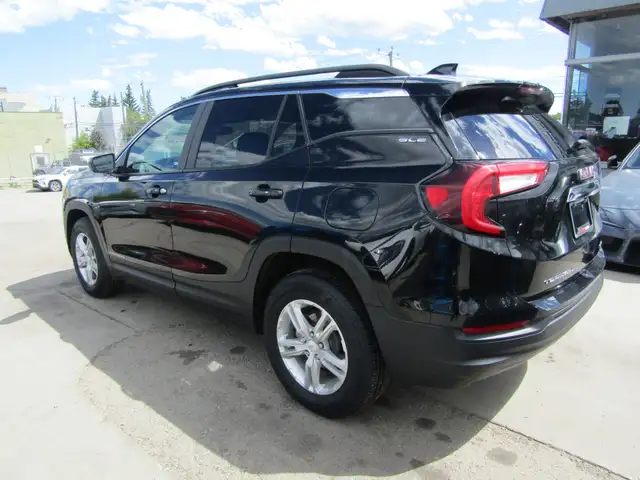 2023 GMC Terrain AWD SLE Carplay | Navi | B.Camera | New Tires | in Cars & Trucks in Calgary - Image 9