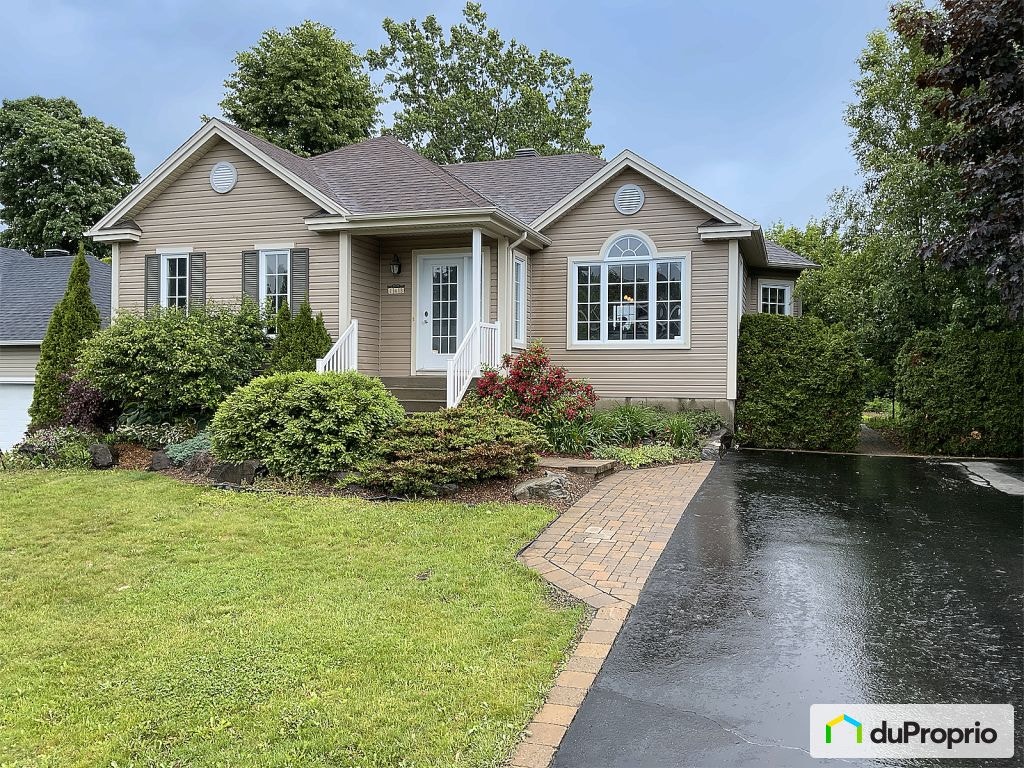 $574,500 - Bungalow for sale in Granby — photo 1