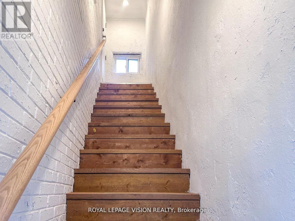 UPPER - 819 PAPE AVENUE Toronto (Danforth Village-East York), On 3