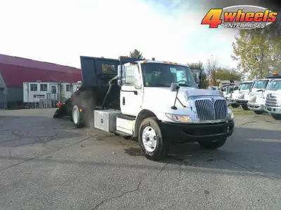 2017 International 4400 Roll-Off, Cummins ISB Diesel, Manual 6 Speed Eaton Fuller, A/C, 35000 lbs Gv...
