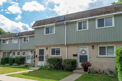 Newly Renovated 2 Bedroom Townhouse in Woodstock