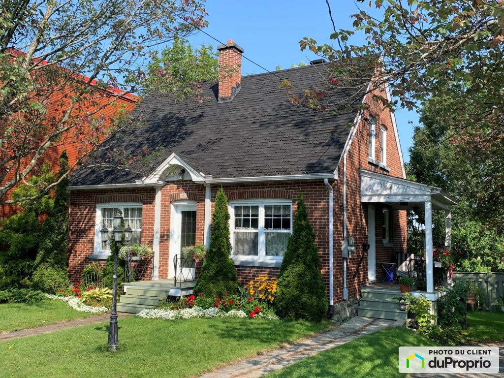 $379,000 - 1 1/2 Storey for sale in Sherbrooke (Mont-Bellevue) — photo 1