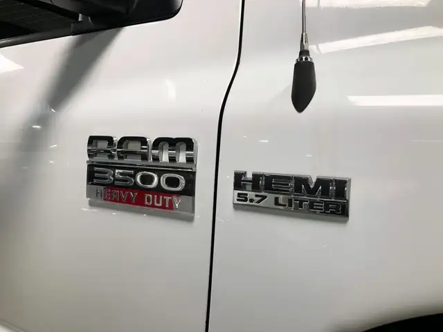 2008 Dodge Ram 3500 DUMP/SERVICE BOX! LOW KM! 5.7L HEMI! ONE OWN in Cars & Trucks in Mississauga / Peel Region - Image 15