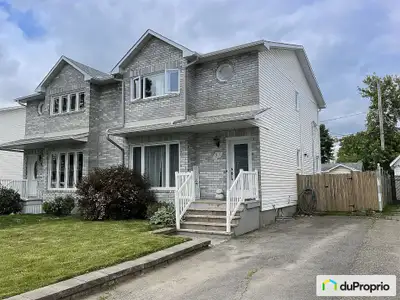 Superbe jumelé, situé dans un secteur paisible, près de plusieurs commodités et écoles. Comprenant 3...