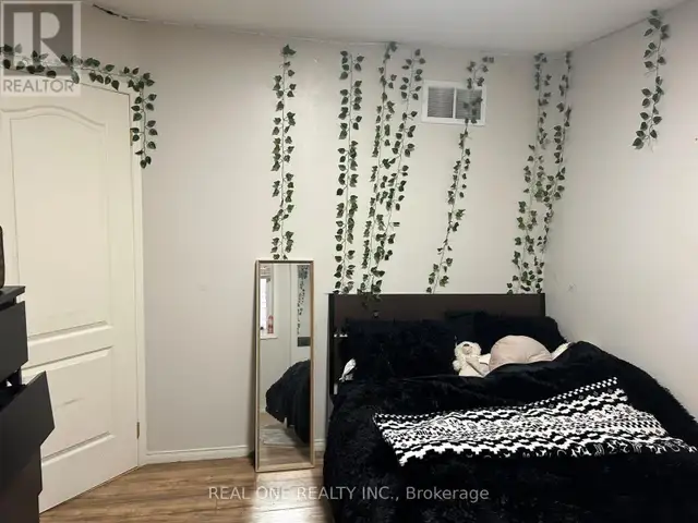SECOND FLOOR ROOMS - 18 TROYER AVENUE Toronto (York University H in Long Term Rentals in City of Toronto - Image 7