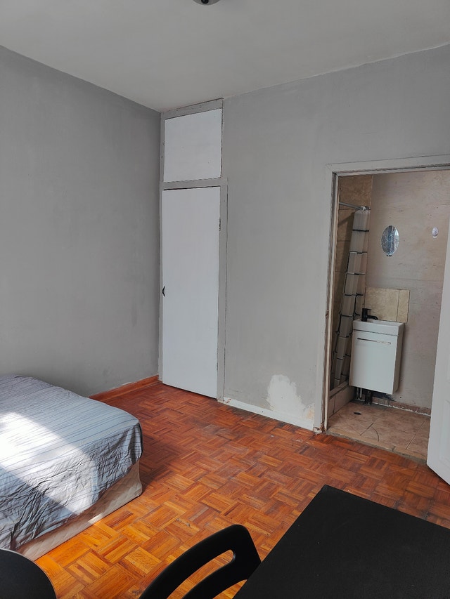 room with private bathroom metro frontenac all include (monteal) — photo 2