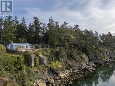 Perched above Sturdies Bay, this bright and airy 1-bedroom, 1-bath cottage is the perfect island cot...
